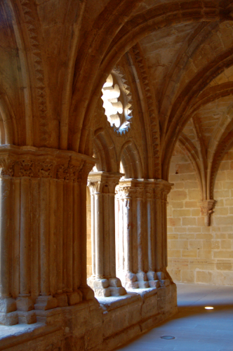 Ventanas mas primitivas del claustro del monasterio de Rueda